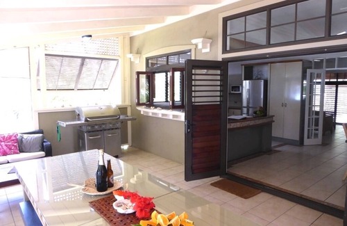 Muri Casa | Kokacabana Beach House - casa grande frente a la playa Muri de 3 habitaciones en la Milla de Oro.