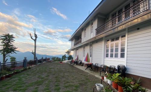 Geyzing Casa | KokoMhendo The hilltop farmhouse.