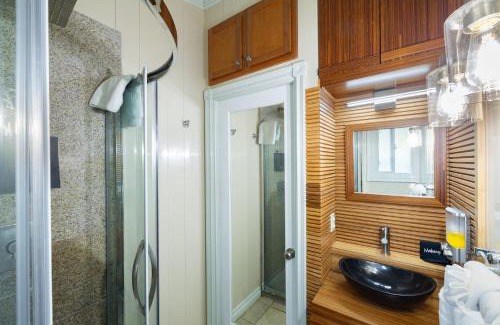 Venetian Road Settlement Casa | Kokomo Deluxe King - King Cottage
