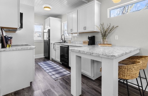 Cedar Rapids Casa | Koko’s Cottage! Beautiful home near downtown CR!