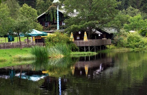 Kirchdorf im Wald Apartamento | Komfortable und Ebenerdige Ferienwohnung mit Liegewiese