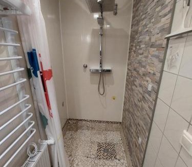 Neumuenster Apartamento | Komfortables Studio mit Terrasse und kleinem Garten - Erholung inklusive