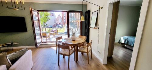 Elblag Apartamento | Komfortowy Apartament Przy Bramie Targowej z tarasem- Old Town