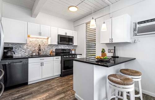 Historic Kailua Village Condominio | Kona Mansions#105 1st Floor, Remodeled Unit w/Ocean views & Air Conditioning