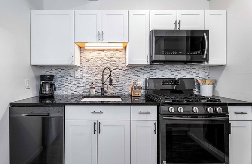 Historic Kailua Village Condominio | Kona Mansions#105 1st Floor, Remodeled Unit w/Ocean views & Air Conditioning