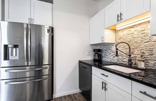 Historic Kailua Village Condominio | Kona Mansions#105 1st Floor, Remodeled Unit w/Ocean views & Air Conditioning