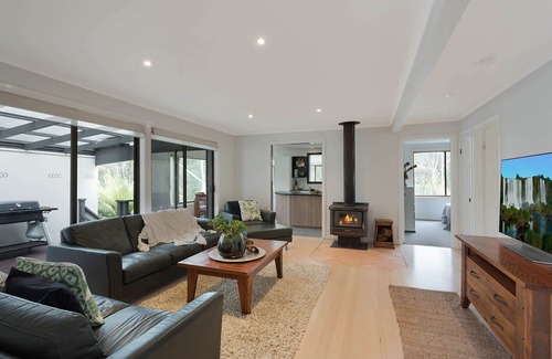 Tura Beach Cabina | Kookaburra Beach House - Pet friendly 3 bedroom