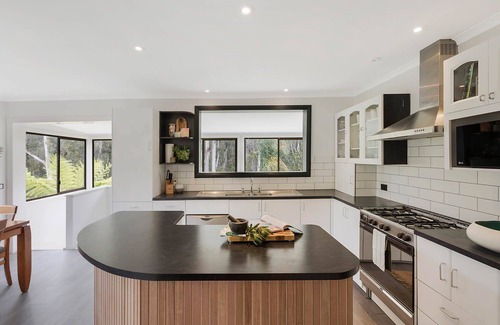 Tura Beach Cabina | Kookaburra Beach House - Pet friendly 3 bedroom