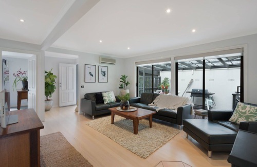 Tura Beach Cabina | Kookaburra Beach House - Pet friendly 3 bedroom