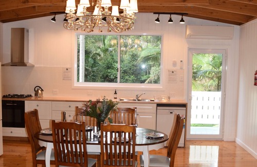 Springbrook Casa | Kookaburras Springbrook- Cosy Romantic Rainforest Cottage -waterfalls, fireplace