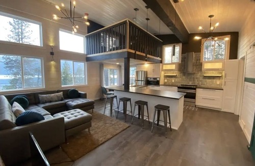 Central Kootenay Cabina | Kootenay Lake & Mountain Luxury Cabin. Stunning Views! Private Beach! Sleeps 2-6