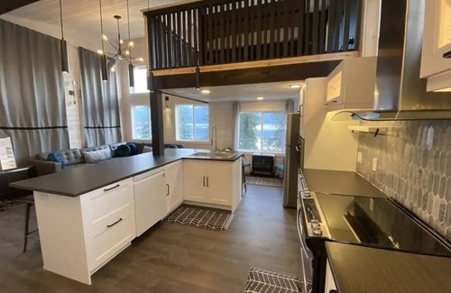 Central Kootenay Cabina | Kootenay Lake & Mountain Luxury Cabin. Stunning Views! Private Beach! Sleeps 2-6