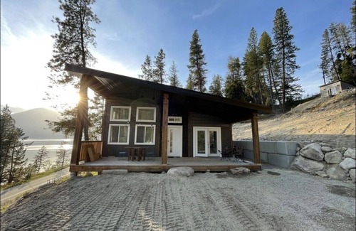 Central Kootenay Cabina | Kootenay Lake & Mountain Luxury Cabin. Stunning Views! Private Beach! Sleeps 2-6