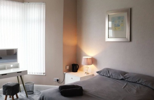 Anfield Cabina | Kop View Hotel - Sleeps 4 - Ensuite Room - 1