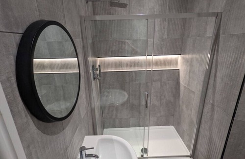 Anfield Cabina | Kop View Hotel - Sleeps 4 - Ensuite Room - 1
