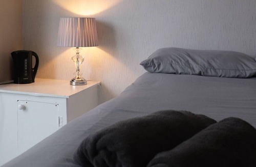Anfield Cabina | Kop View Hotel - Sleeps 4 - Ensuite Room - 1