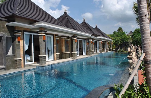 Gianyar Villa | Kori Maharani Villas - Acceso a la piscina de la laguna 5