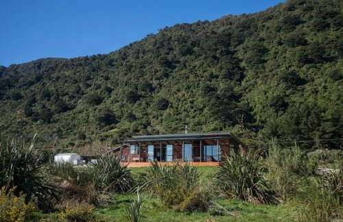 Barrytown Casa | Koru Beachfront Holiday Cabins & Hot Tub
