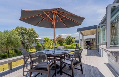 Matarangi Casa | Kowhai Retreat - Matarangi Holiday Home