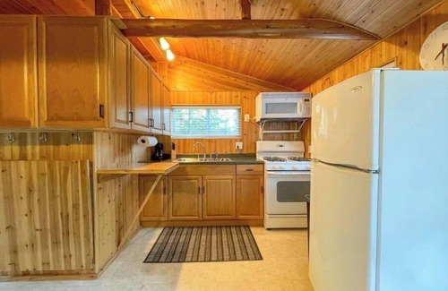 Hillman Cabina | Kozy Kabin in the woods near trails & lakes!