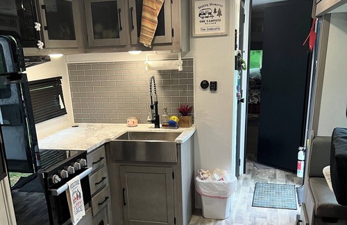 Stockwell Casa | Kozy Kodiak Camper in Beautiful Crawfordsville