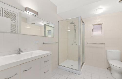 Albion Apartamento | KOZYGURU ALBION CHARMING HOUSE WITH 3 BEDROOM PARKING -QAL035
