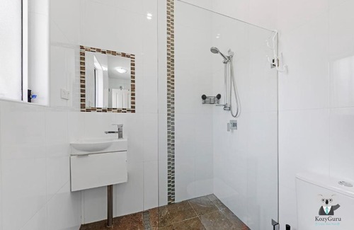 Arncliffe Casa | KOZYGURU Arncliffe 3 BED Begonia Cottage With FREE Parking