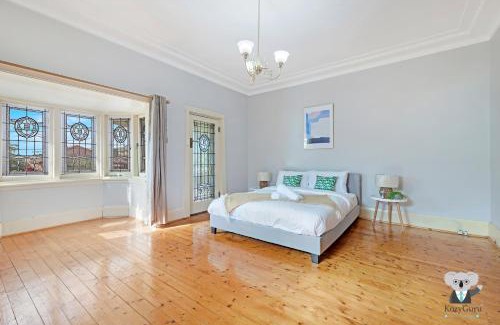 Campsie Casa | KOZYGURU Campsie Oldie-but-goodie look 4 Bed House NCA011