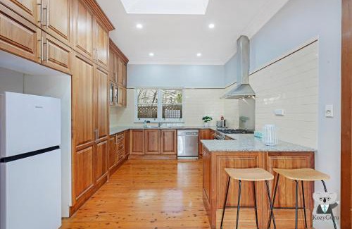 Campsie Casa | KOZYGURU Campsie Oldie-but-goodie look 4 Bed House NCA011