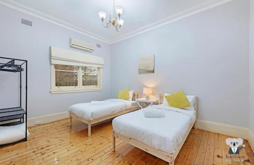 Campsie Casa | KOZYGURU Campsie Oldie-but-goodie look 4 Bed House NCA011