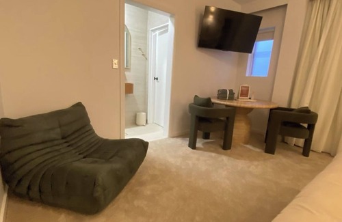 Forestville Apartamento | KozyGuru | Forestville | Modern Hotel-Style Studio