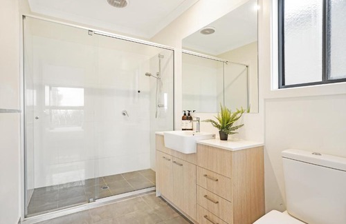 Greenvale Casa | KOZYGURU | Greenvale VIC | Roomy Charming | 7 Bed House + Free Parking