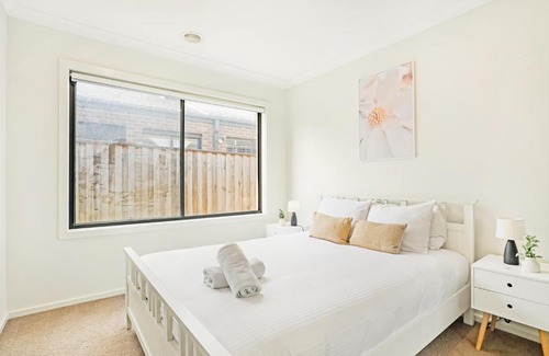 Greenvale Casa | KOZYGURU | Greenvale VIC | Roomy Charming | 7 Bed House + Free Parking