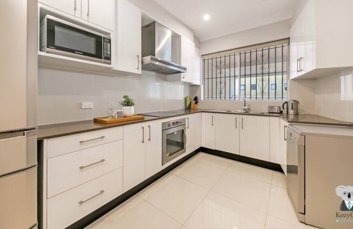 Leichhardt Apartamento | KOZYGURU | Leichhardt | Cozy Holiday 3 BED Home + Free Parking
