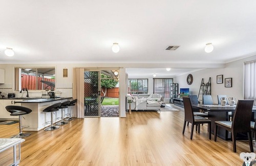 West Hoxton Casa | KozyGuru | West Hoxton | Spacious 7-Person Home