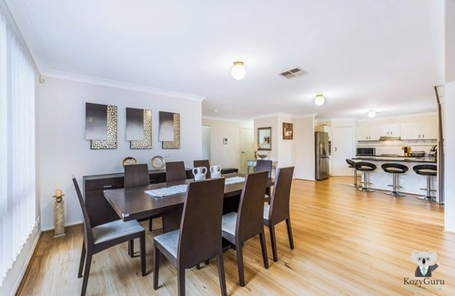 West Hoxton Casa | KozyGuru | West Hoxton | Spacious 7-Person Home