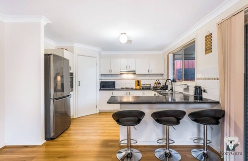 West Hoxton Casa | KozyGuru | West Hoxton | Spacious 7-Person Home