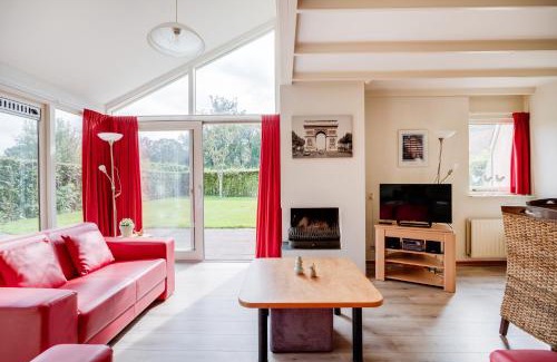 Zwiggelte Casa | Kraanvogel I Fraaie bungalow met mooie grote tuin