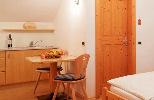 Nalles Apartamento | Kreuzwegerhof Nals Historischer Gutshof, Apartments zw Meran und Bozen Südtirol, Naturpool, zentrale Lage