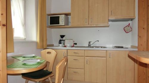 Nalles Apartamento | Kreuzwegerhof Nals Historischer Gutshof, Apartments zw Meran und Bozen Südtirol, Naturpool, zentrale Lage