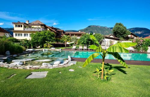 Nalles Apartamento | Kreuzwegerhof Nals Historischer Gutshof, Apartments zw Meran und Bozen Südtirol, Naturpool, zentrale Lage