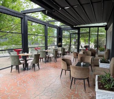 Mullet Hotel | Krokodil hotel & bar