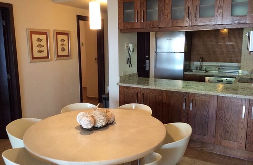 Flamingos Condominio | Krystal Grand, Suite 2102. Frente a la playa, junto a la piscina, ideal para vacaciones familiares.