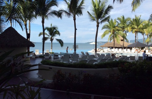 Flamingos Condominio | Krystal Grand, Suite 2102. Frente a la playa, junto a la piscina, ideal para vacaciones familiares.