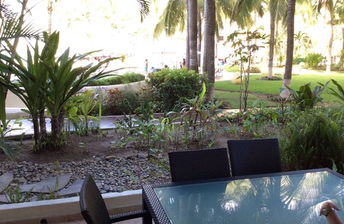 Flamingos Condominio | Krystal Grand, Suite 2102. Frente a la playa, junto a la piscina, ideal para vacaciones familiares.