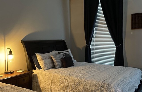 Chanute Cama Y Desayuno | K’s Place Loft-Downtown and above a Beautiful Restaurant & Bar