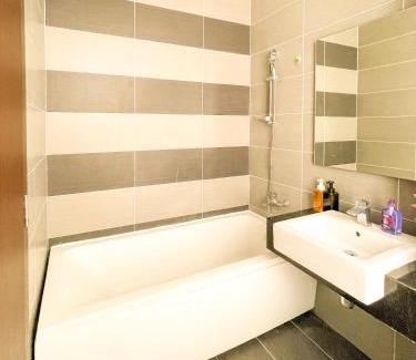 Taman Century Apartamento | KSL Mall 8-12 pax, 65 inc TV Nflix ,HBO , Bathtub High floor