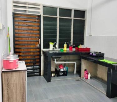 Kampung Gong Pipit Casa | KUALA TERENGGANU GUESTHOUSE-FREE WIFI-NEAR NASI DAGANG ATAS ToL-UNIT A-1 BILIK AIRCOND 2 BILIK KIPAS