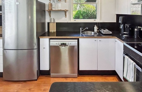 Jindabyne Casa | Kumquat Cottage pet friendly home with spacious backyard.