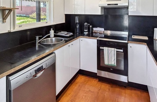 Jindabyne Casa | Kumquat Cottage pet friendly home with spacious backyard.